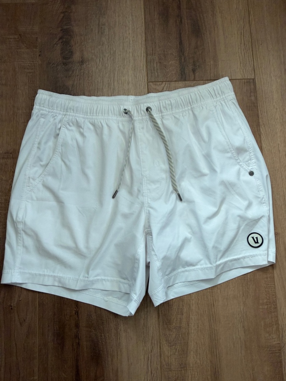 Vuori White Kore Shorts 5 inch with liner
